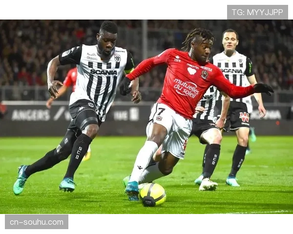 朗斯对阵里尔比赛中，主场球迷为客队门将的精彩扑救送上掌声